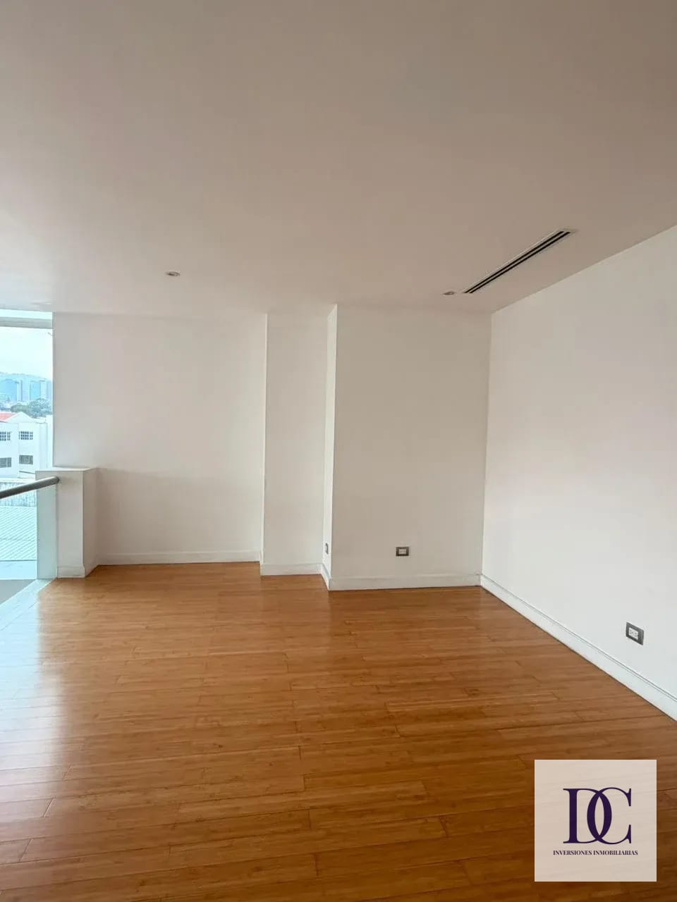 📍 APARTAMENTO EN RENTA – 2 HAB + DOBLE ALTURA | EDIFICIO ATRIUM | ZONA 10 — Apartamento en Alquiler en Atrium, Zona 10, Guatemala, Ciudad — foto 6 de 14