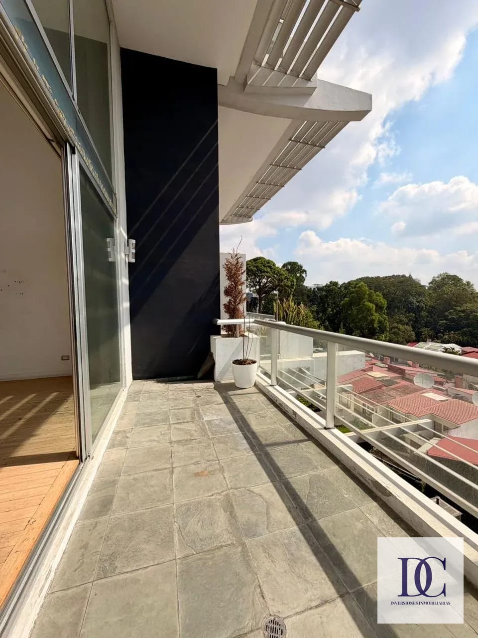 📍 APARTAMENTO EN RENTA – 2 HAB + DOBLE ALTURA | EDIFICIO ATRIUM | ZONA 10 — Apartamento en Alquiler en Atrium, Zona 10, Guatemala, Ciudad — foto 10 de 14