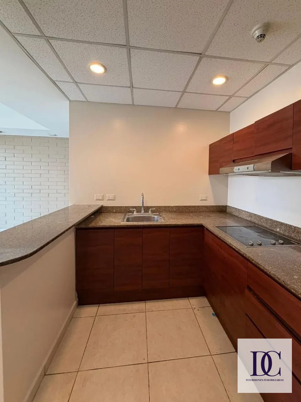 📍 APARTAMENTO EN RENTA – 2 HAB + BALCÓN | EDIFICIO ADRIATIKA | ZONA 14 — Apartamento en Alquiler en Adriática, Zona 14, Guatemala, Ciudad — foto 2 de 12