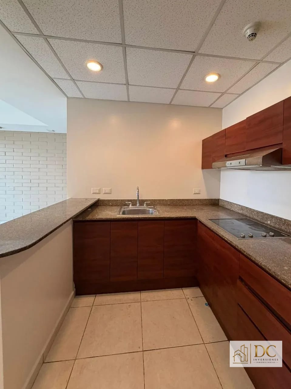 📍 Apartamento en Renta – 2 Hab + Balcón | Edificio Adriatika | Zona 14 — Apartamento en Alquiler en Adriática, Zona 14, Guatemala, Ciudad — foto 2 de 12