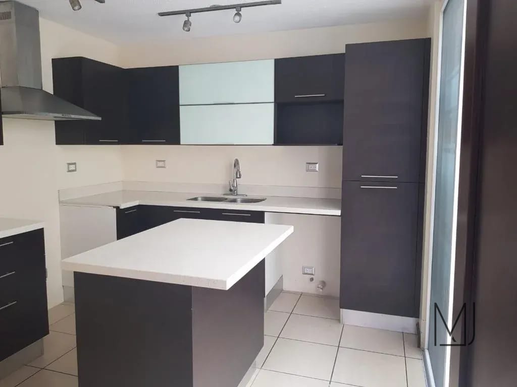 Casa en Alquiler | Ensenada de San Isidro | Zona 16 | 3 habitaciones · Jardín — Casa en Alquiler en Ensenada de San Isidro, Zona 16, Guatemala, Ciudad — foto 5 de 15