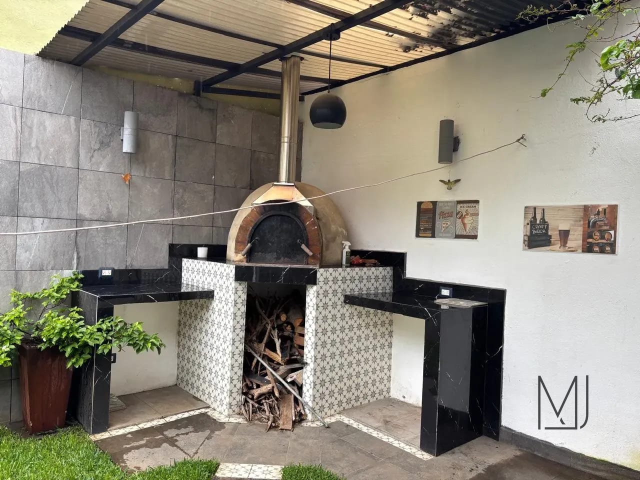 Casa en Alquiler | Villas del Pinar CAES | 4 Habitaciones · Pérgola y Horno de Leña | $1,395 — Casa en Alquiler en Villas del Pinar, Carretera a El Salvador, Guatemala, Ciudad — foto 1 de 17
