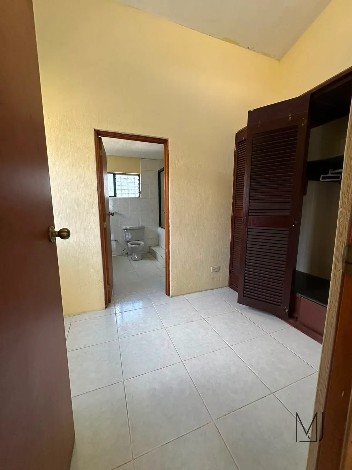 Casa en Venta | San Cristóbal Zona 8 de Mixco | 2 Casas en un Terreno · 10 Parqueos — Casa en Venta en Zona 8 Mixco, Guatemala, Ciudad — foto 12 de 17