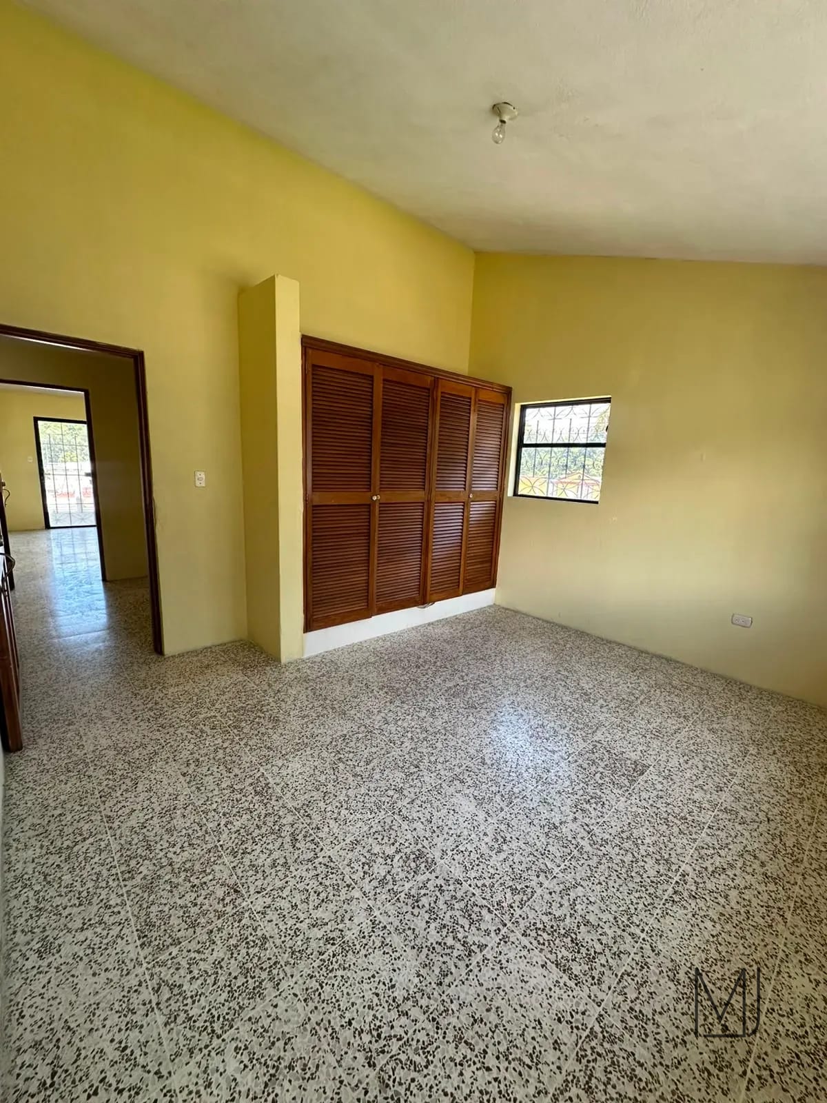 Casa en Venta | San Cristóbal Zona 8 de Mixco | 2 Casas en un Terreno · 10 Parqueos — Casa en Venta en Zona 8 Mixco, Guatemala, Ciudad — foto 13 de 17