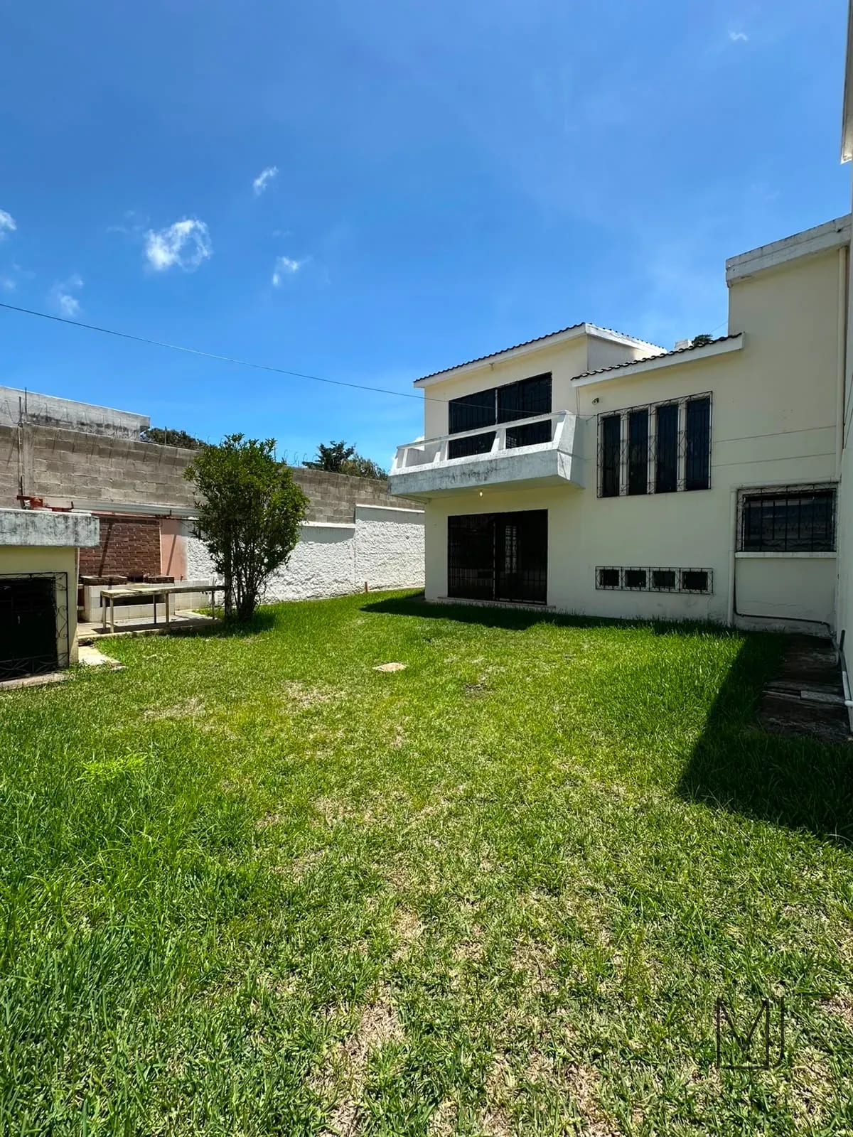 Casa en Venta | San Cristóbal Zona 8 de Mixco | 2 Casas en un Terreno · 10 Parqueos — Casa en Venta en Zona 8 Mixco, Guatemala, Ciudad — foto 1 de 17
