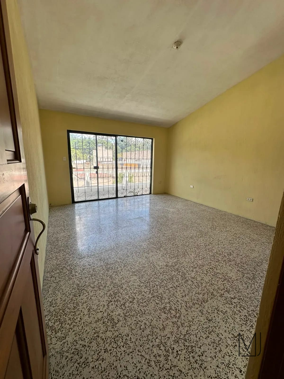Casa en Venta | San Cristóbal Zona 8 de Mixco | 2 Casas en un Terreno · 10 Parqueos — Casa en Venta en Zona 8 Mixco, Guatemala, Ciudad — foto 15 de 17