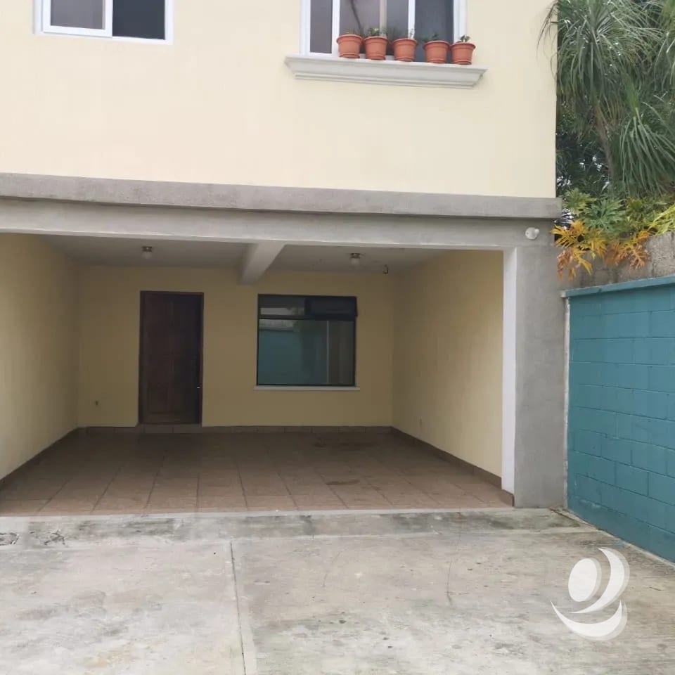 ¡¡¡Preciosa Casa en Renta en Condominio sobre Bulevar San Cristóbal!!! — Casa en Alquiler en Zona 8 Mixco, Guatemala, Ciudad — foto 2 de 17