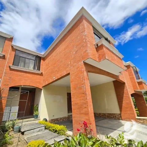 Casa en Venta cercana a Walmart de San Cristóbal — Casa en Venta en Zona 8 Mixco, Guatemala, Ciudad — foto 1 de 17