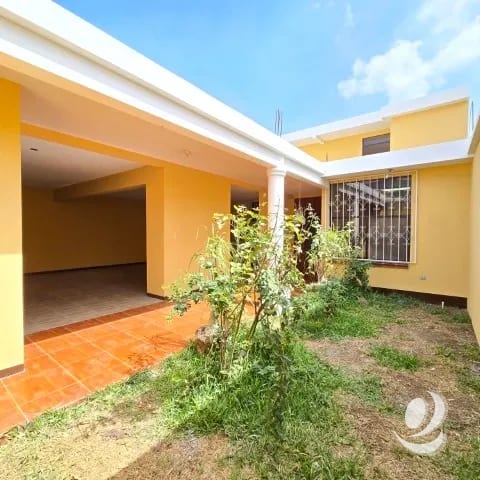 Casa en Venta Pinares de San Cristóbal, Zona 8 de Mixco — Casa en Venta en Zona 8 Mixco, Guatemala, Ciudad — foto 1 de 17