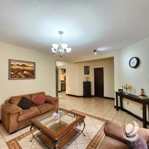 Casa en Venta Pinares de San Cristóbal, Guatemala — Casa en Venta en Zona 8 Mixco, Guatemala, Ciudad — foto 1 de 17