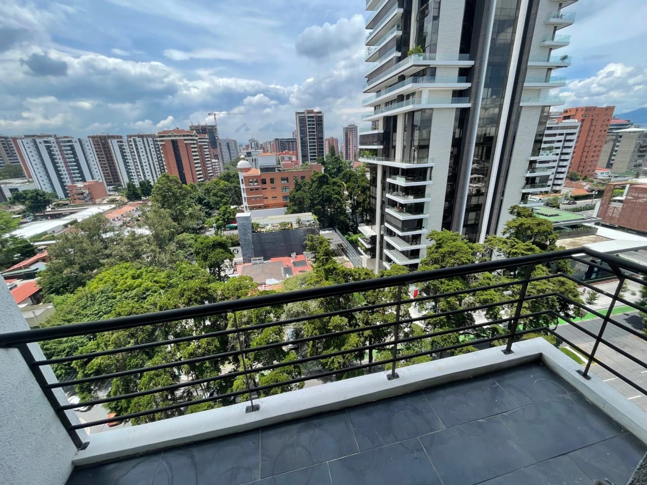 Rento apartamento en Zona 14 EDIFICIO EXCLUSIVO CERCA EUROPLAZA — Apartamento en Alquiler en Catania, Zona 14, Guatemala, Ciudad — foto 1 de 17