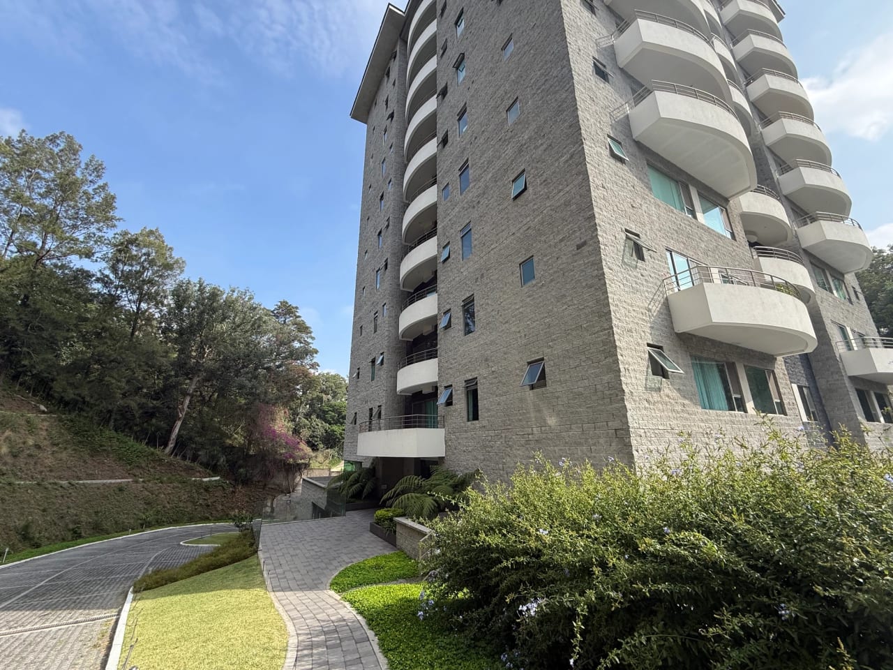 Rento apartamento en Zona 10 CERCA DE ZONA PRADERA — Apartamento en Alquiler en Laderas de Florencia, Zona 10, Guatemala, Ciudad — foto 1 de 17