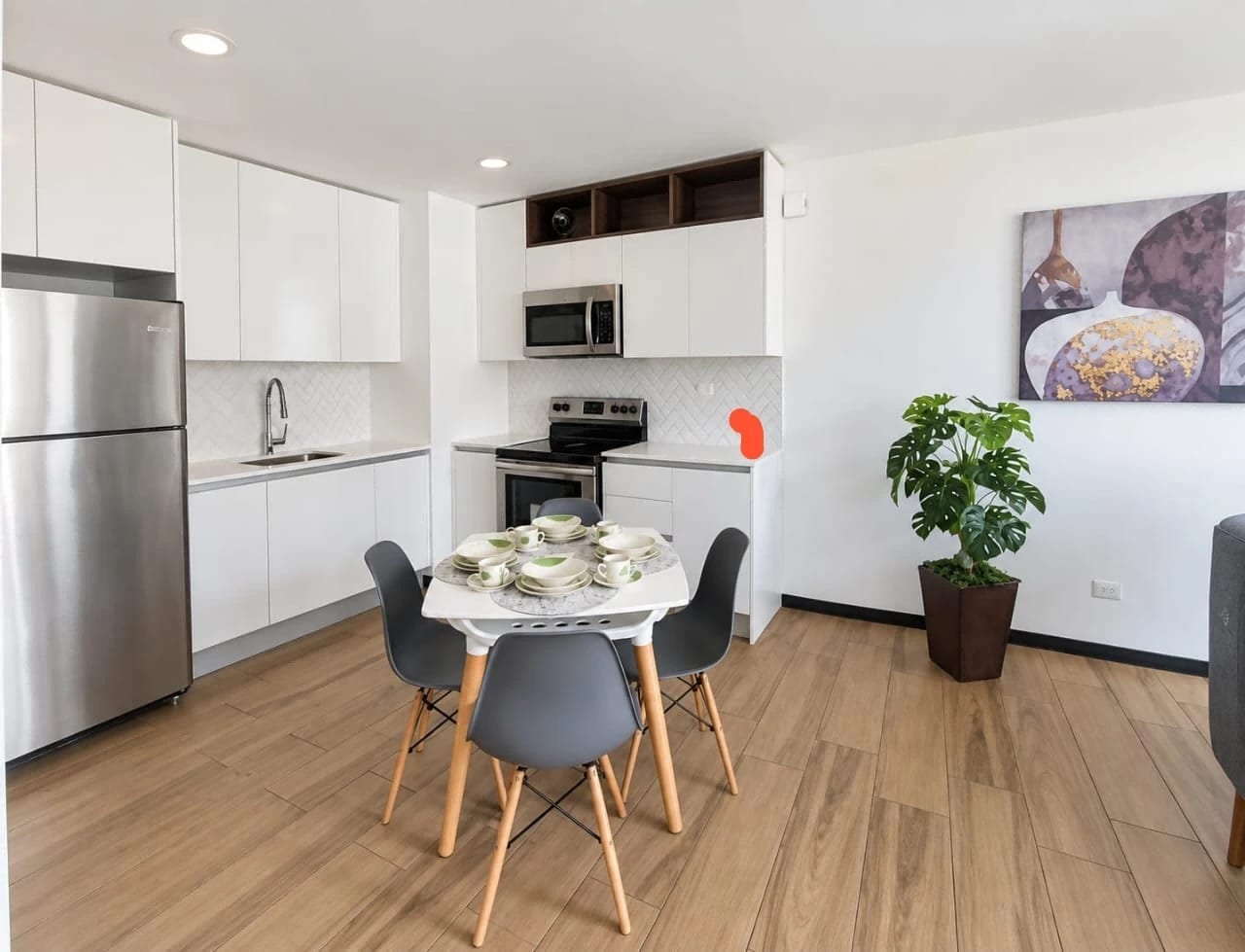 Comedor/Cocina — Cómodo y bien ubicado apartamento completamente amueblado en zona 15 — Apartamento en Alquiler en Cassia, Zona 15, Guatemala, Ciudad — foto 1 de 3