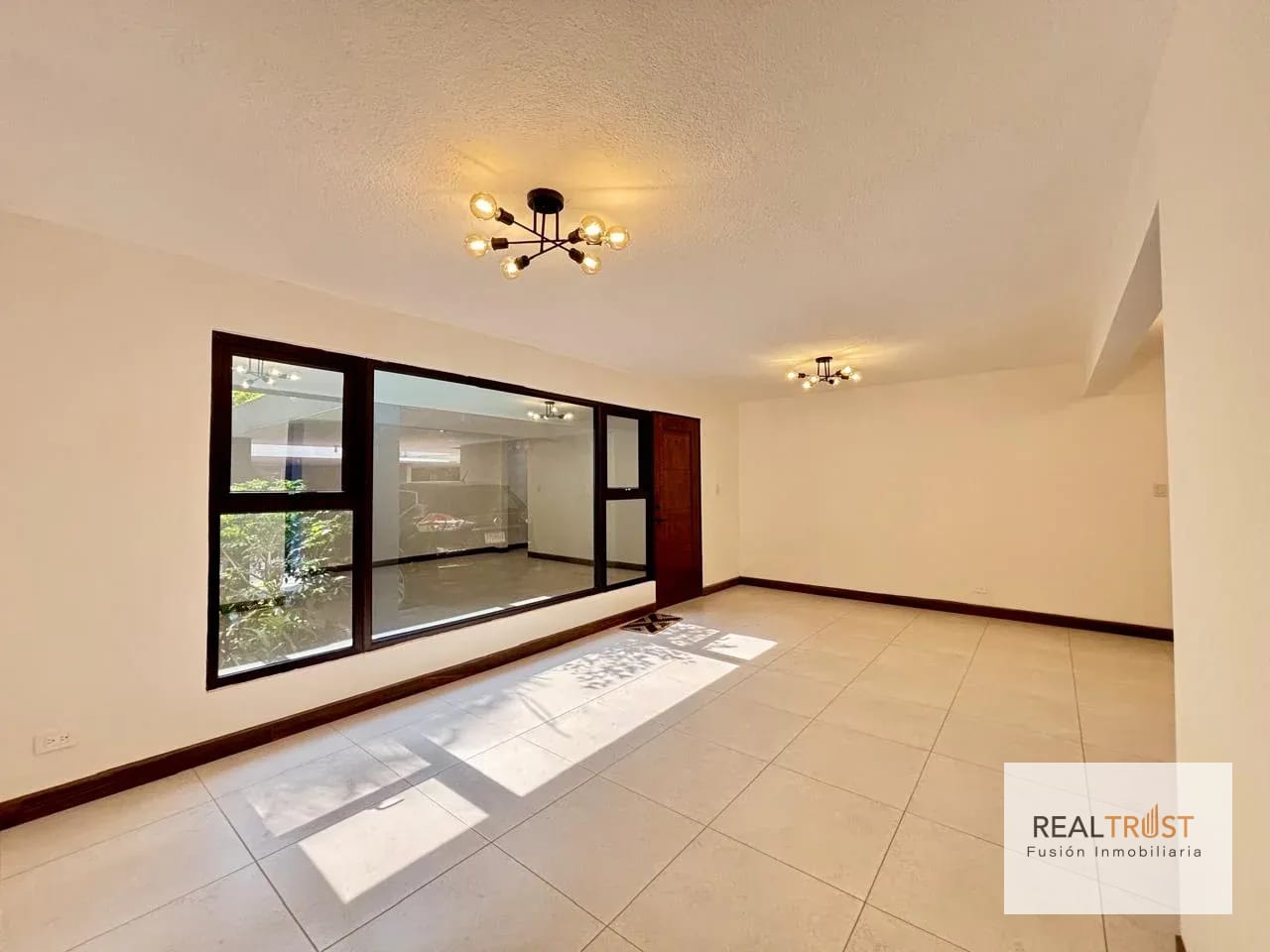 APARTAMENTO EN RENTA EN PRIMER NIVEL Y REMODELADO ZONA 10 — Apartamento en Alquiler en Zona 10, Guatemala, Ciudad — foto 1 de 7