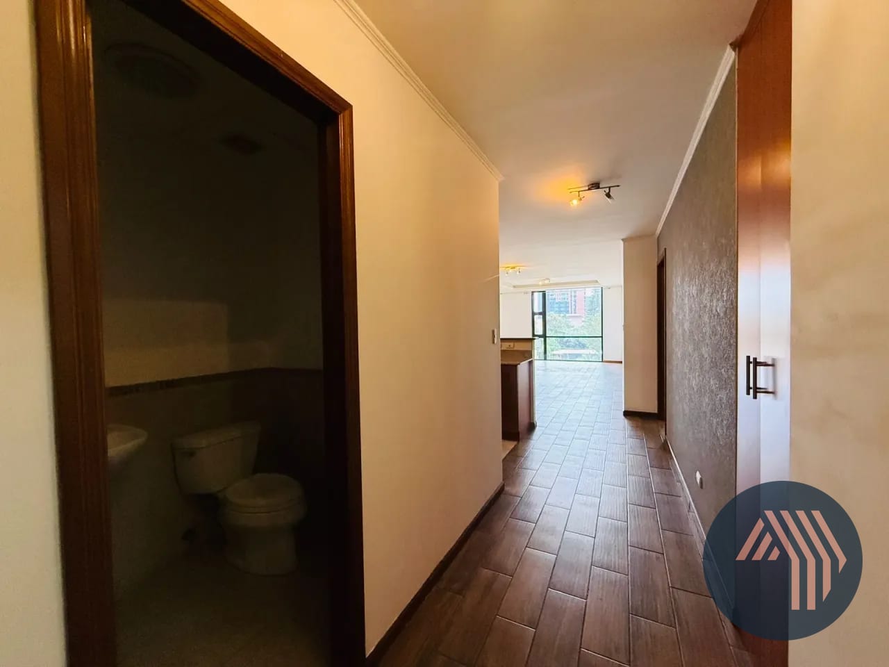 ALQUILER DE CÉNTRICO Y LINDO APARTAMENTO - TORRE DEL VALLE, ZONA 10 — Apartamento en Alquiler en Torre Del Valle, Zona 10, Guatemala, Ciudad — foto 2 de 16