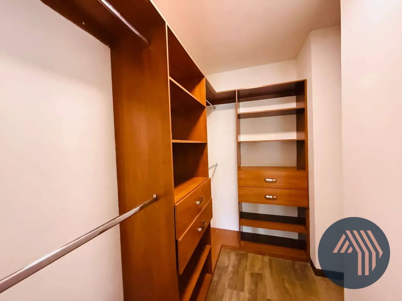ALQUILER DE CÉNTRICO Y LINDO APARTAMENTO - TORRE DEL VALLE, ZONA 10 — Apartamento en Alquiler en Torre Del Valle, Zona 10, Guatemala, Ciudad — foto 12 de 16