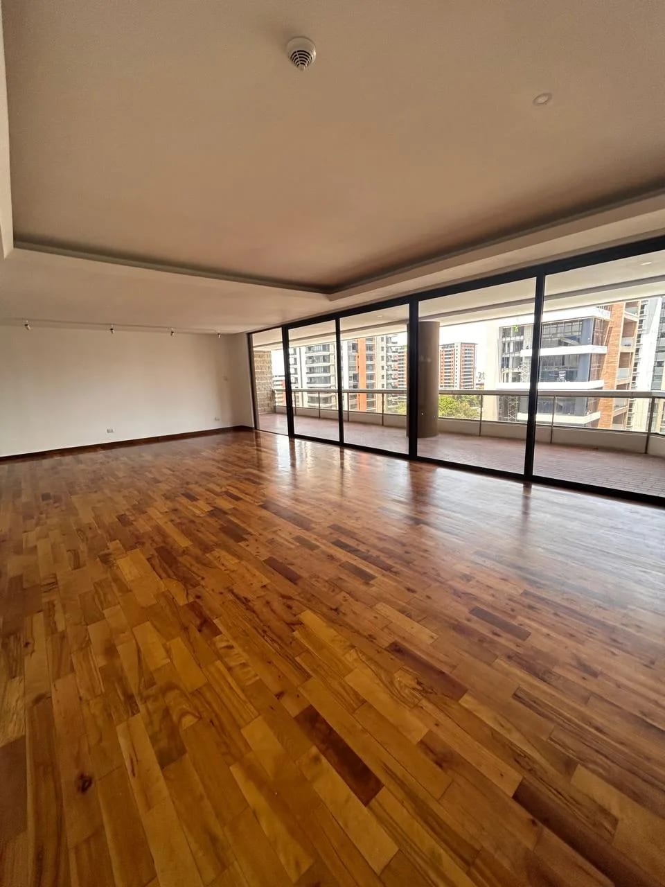 Amplio Apartamento en Venta Tiffany Zona 10 — Apartamento en Venta en Tiffany II, Zona 10, Guatemala, Ciudad — foto 5 de 16
