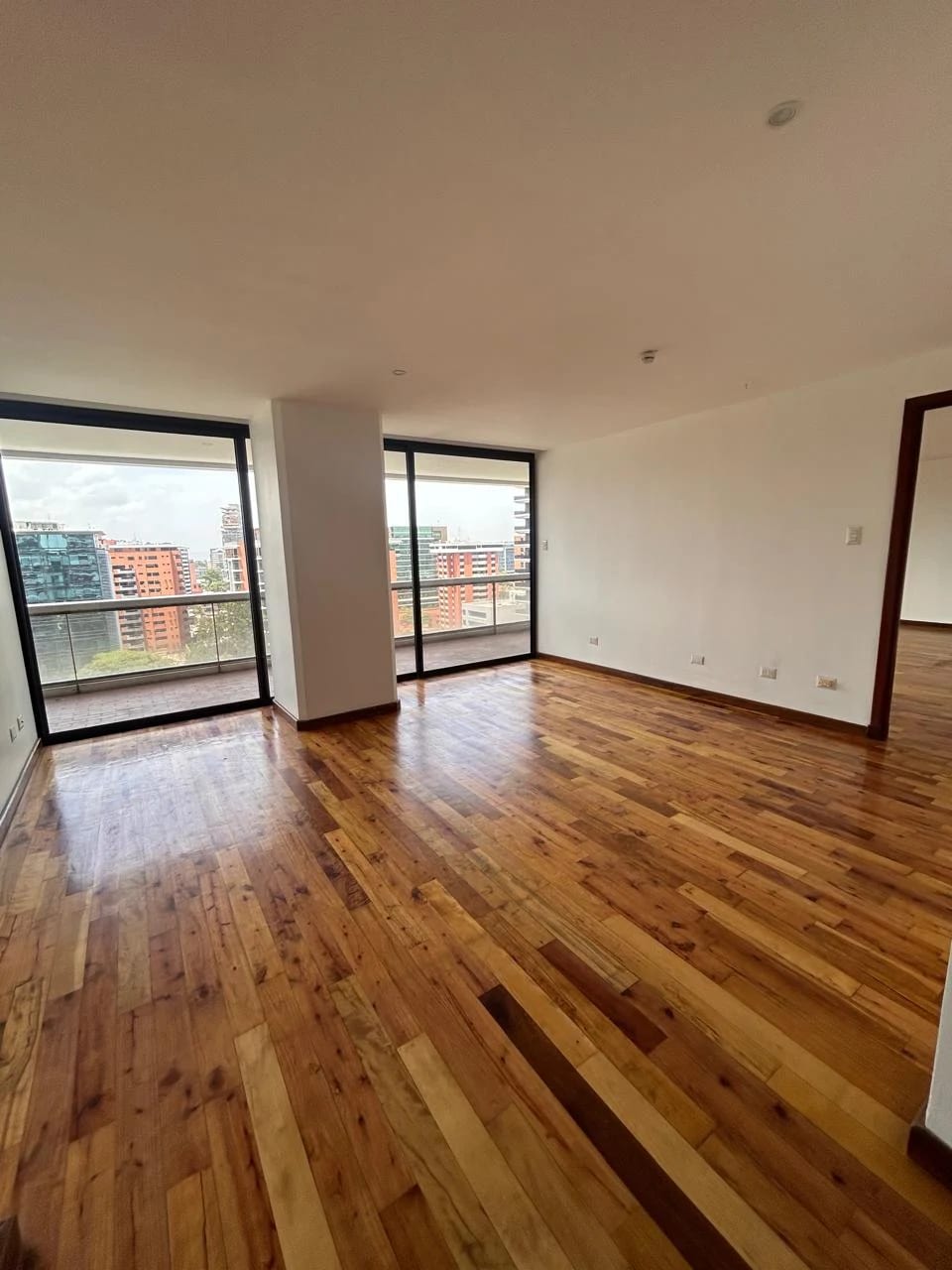 Amplio Apartamento en Venta Tiffany Zona 10 — Apartamento en Venta en Tiffany II, Zona 10, Guatemala, Ciudad — foto 9 de 16