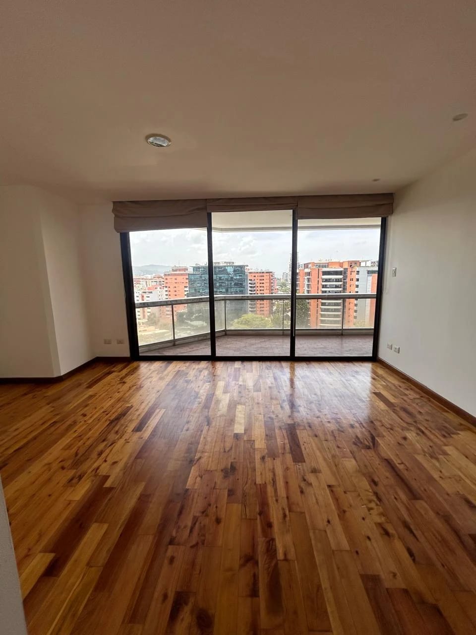 Amplio Apartamento en Venta Tiffany Zona 10 — Apartamento en Venta en Tiffany II, Zona 10, Guatemala, Ciudad — foto 11 de 16