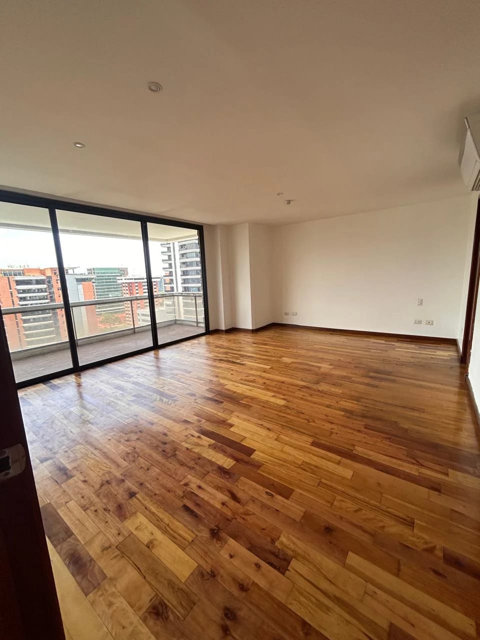 Amplio Apartamento en Venta Tiffany Zona 10 — Apartamento en Venta en Tiffany II, Zona 10, Guatemala, Ciudad — foto 12 de 16