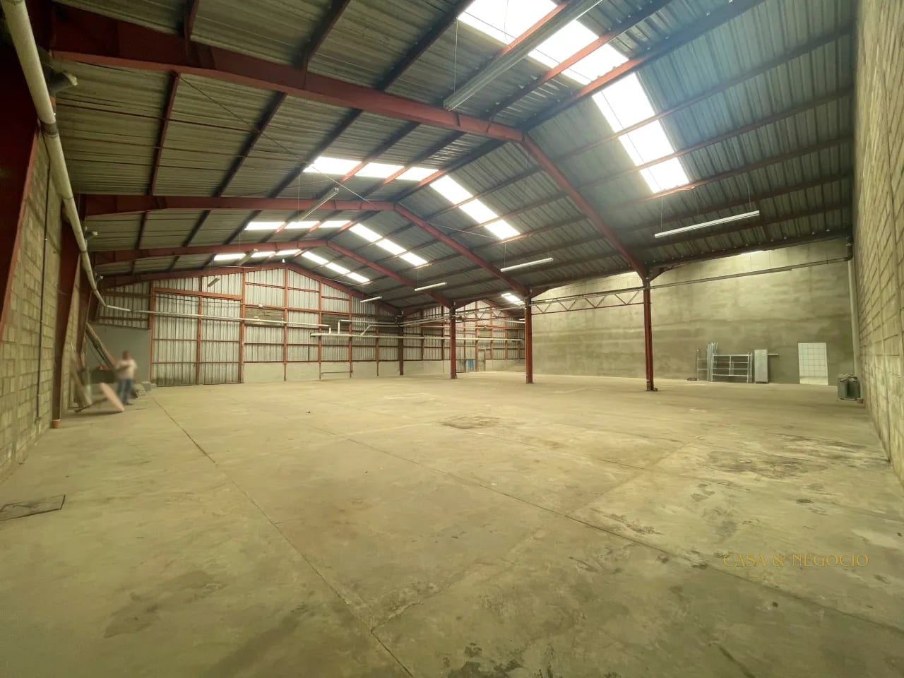 Bodega en Renta de 840 m² | Acceso inmediato a Boulevard El Naranjo — Bodega / Ofibodega en Alquiler en Condado Naranjo, Zona 4 Mixco, Guatemala, Ciudad — foto 1 de 4
