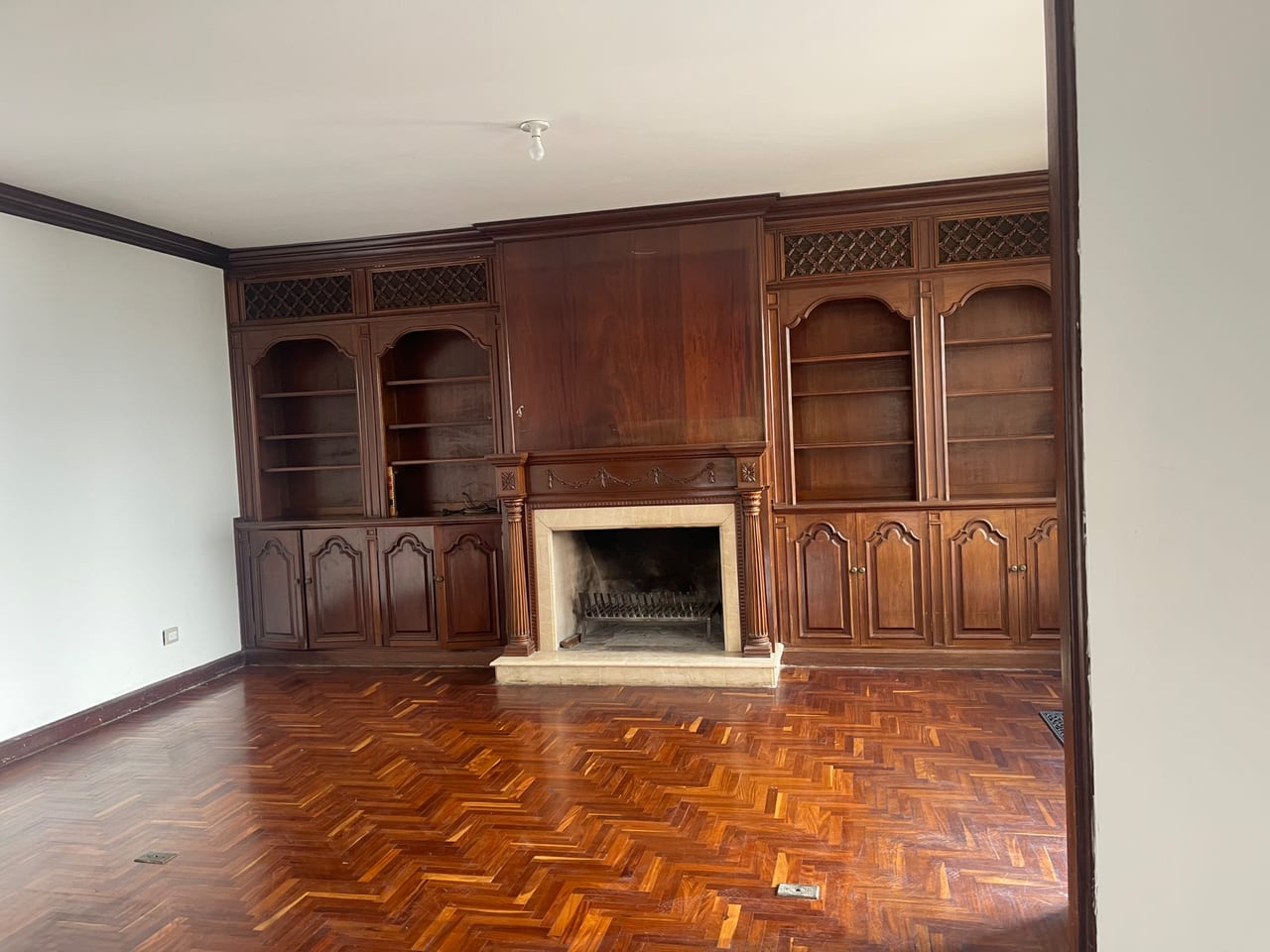 🏡✨ CASA EN VENTA EN ZONA 14 - CON JARDÍN ✨🏡 — Casa en Venta en La Villa, Zona 14, Guatemala, Ciudad — foto 3 de 7