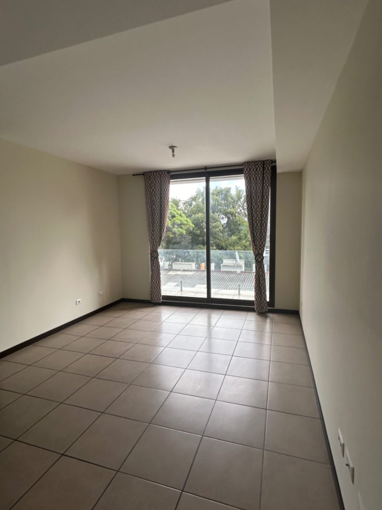 Amplio apartamento en renta zona 9 — Apartamento en Alquiler en Torre Barcelona, Zona 9, Guatemala, Ciudad — foto 9 de 17