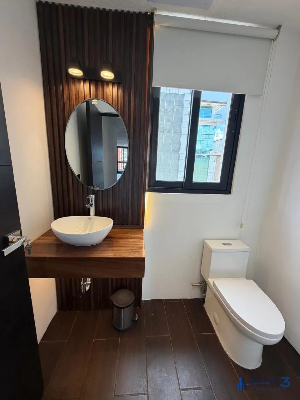 Baño de Visitas — ALQUILER: Penthouse Remodelado en Edificio Canamco zona 10 — Apartamento en Alquiler en Canamco, Zona 10, Guatemala, Ciudad — foto 15 de 15