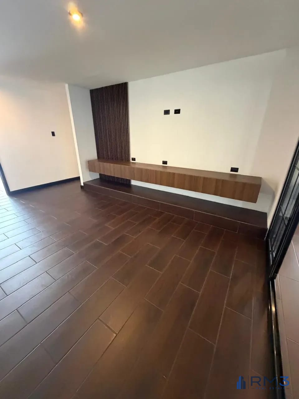 Sala Familiar — ALQUILER: Penthouse Remodelado en Edificio Canamco zona 10 — Apartamento en Alquiler en Canamco, Zona 10, Guatemala, Ciudad — foto 5 de 15