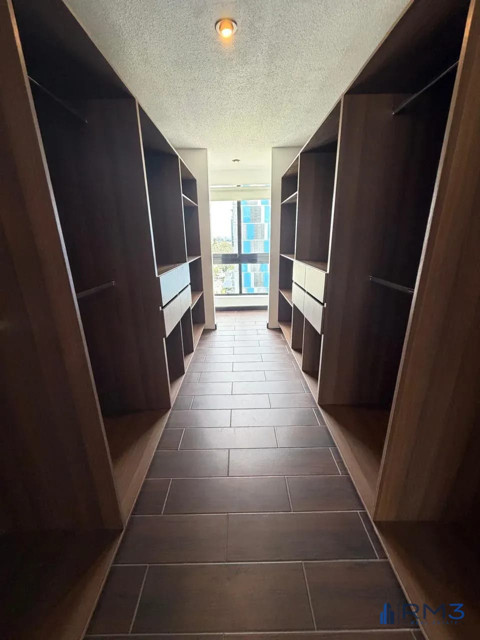 Walk-In Closet — ALQUILER: Penthouse Remodelado en Edificio Canamco zona 10 — Apartamento en Alquiler en Canamco, Zona 10, Guatemala, Ciudad — foto 7 de 15