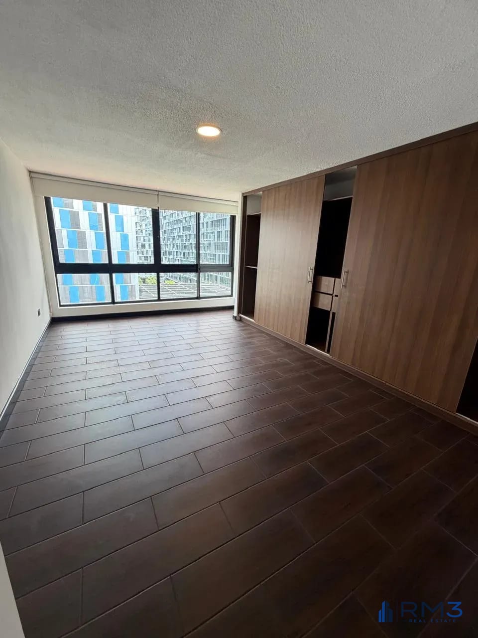 Dormitorio con Baño — ALQUILER: Penthouse Remodelado en Edificio Canamco zona 10 — Apartamento en Alquiler en Canamco, Zona 10, Guatemala, Ciudad — foto 13 de 15