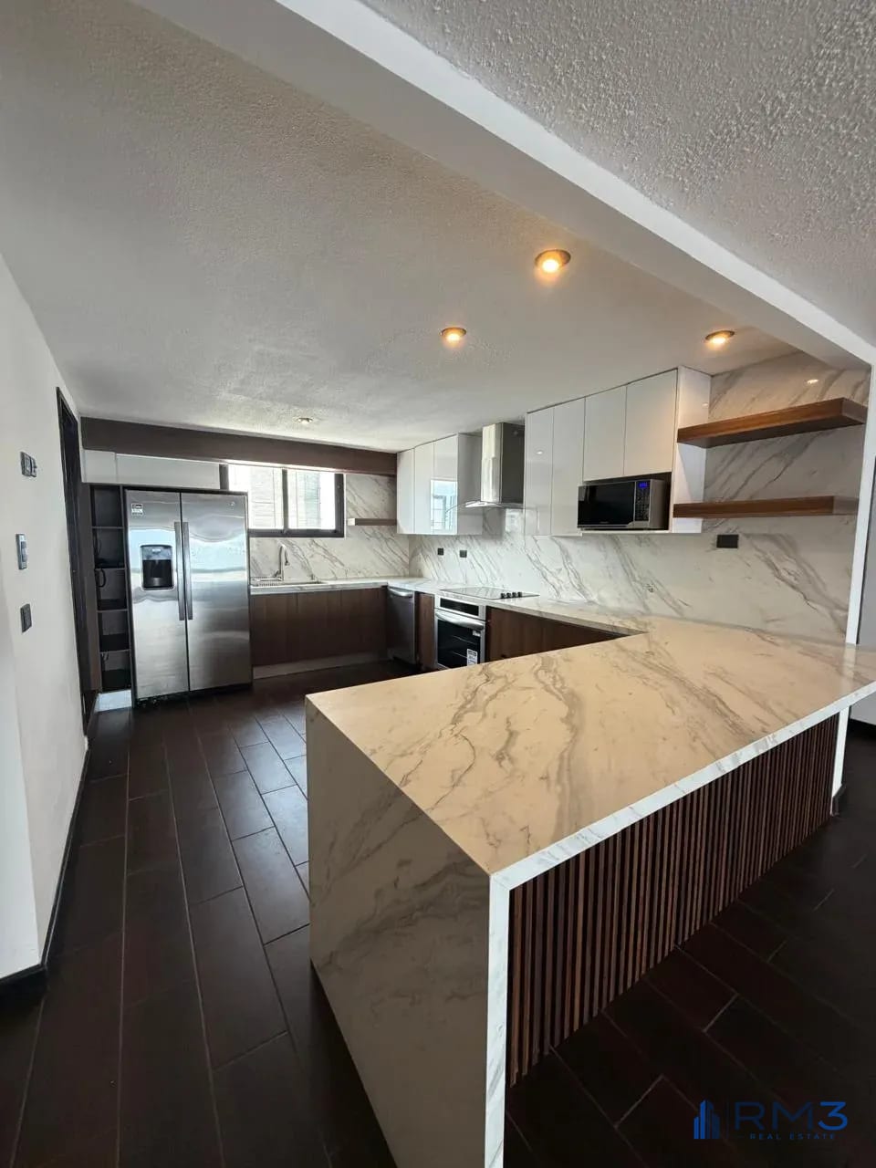 Cocina — ALQUILER: Penthouse Remodelado en Edificio Canamco zona 10 — Apartamento en Alquiler en Canamco, Zona 10, Guatemala, Ciudad — foto 4 de 15