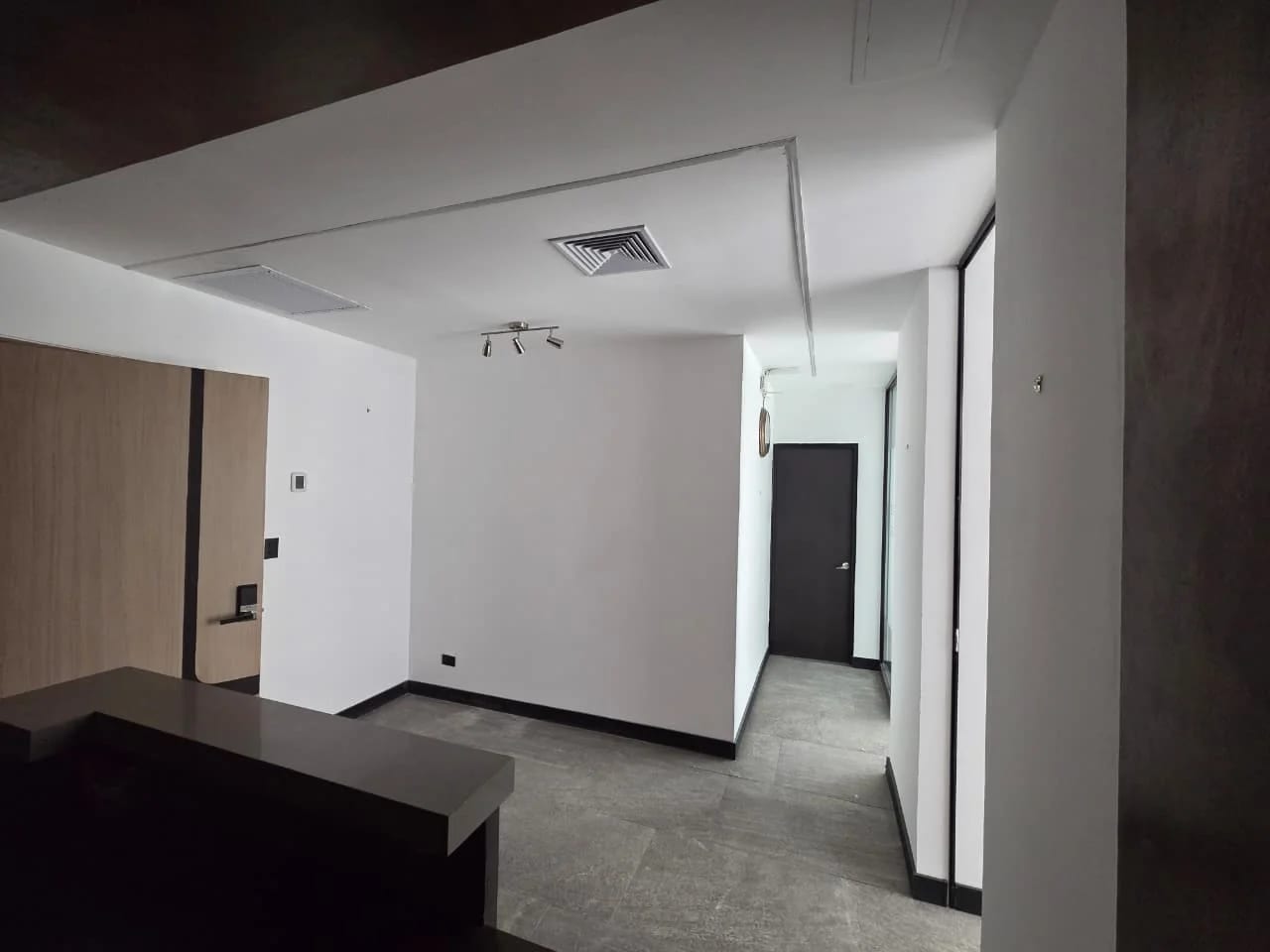 OFICINA EN RENTA RENOVATI ZONA 10 — Oficina en Alquiler en Renovati, Zona 10, Guatemala, Ciudad — foto 2 de 10