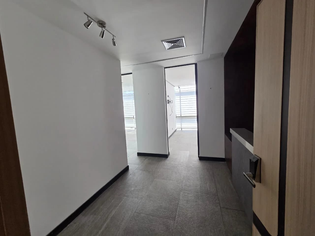 OFICINA EN RENTA RENOVATI ZONA 10 — Oficina en Alquiler en Renovati, Zona 10, Guatemala, Ciudad — foto 10 de 10