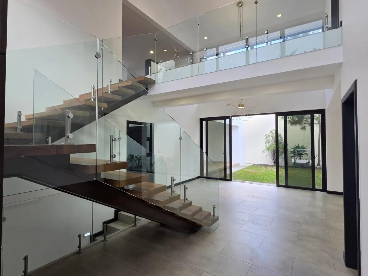 Espectacular residencia en venta en zona 16 Lomas de San Isidro — Casa en Venta en Lomas de San Isidro, Zona 16, Guatemala, Ciudad — foto 5 de 15
