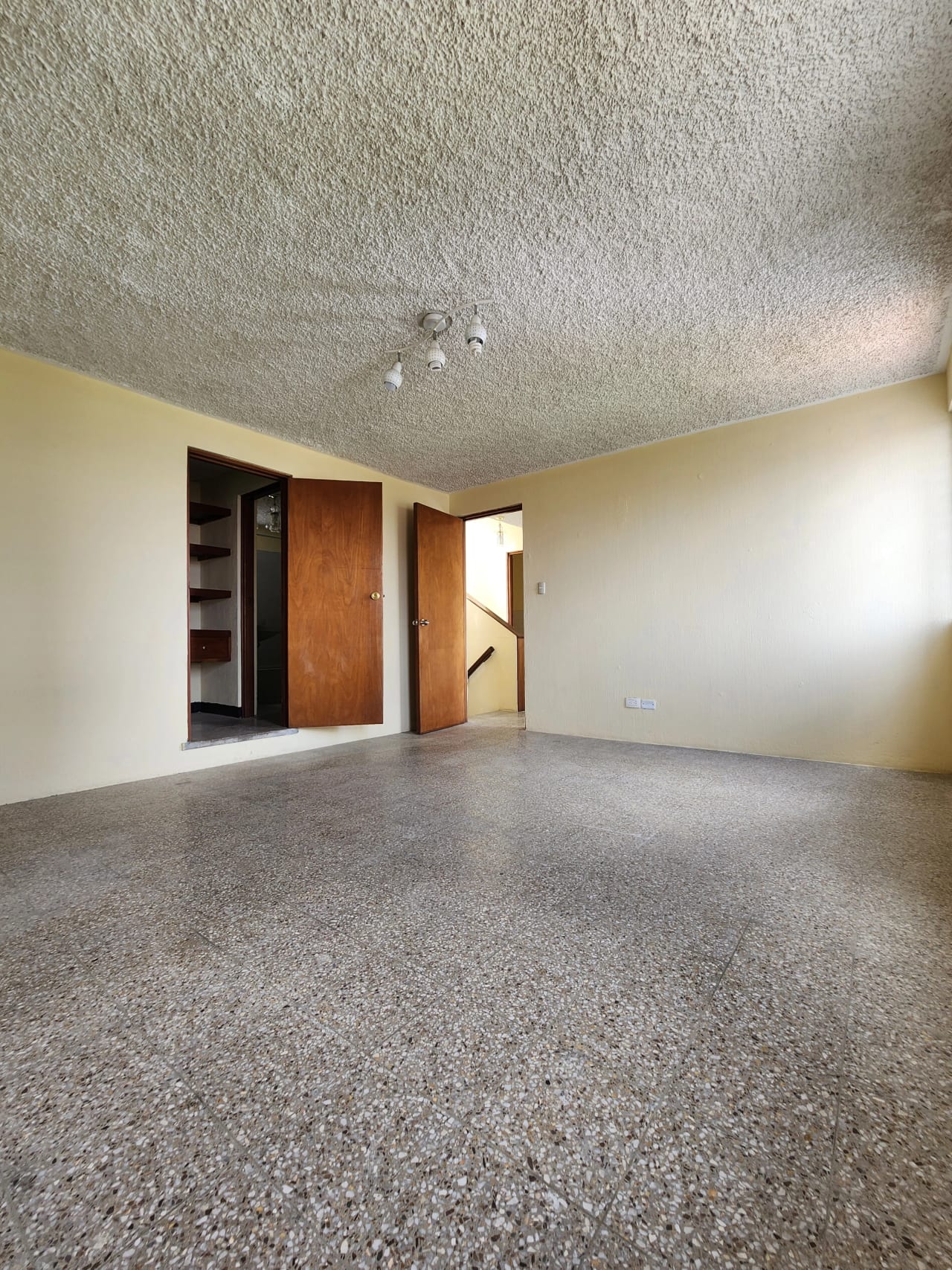 RENTA | Propiedad en Zona 15 - Espacio Versátil para Clínica, Oficina, Salón o Showroom Privado — Casa en Alquiler en Vista Hermosa III, Zona 15, Guatemala, Ciudad — foto 14 de 17