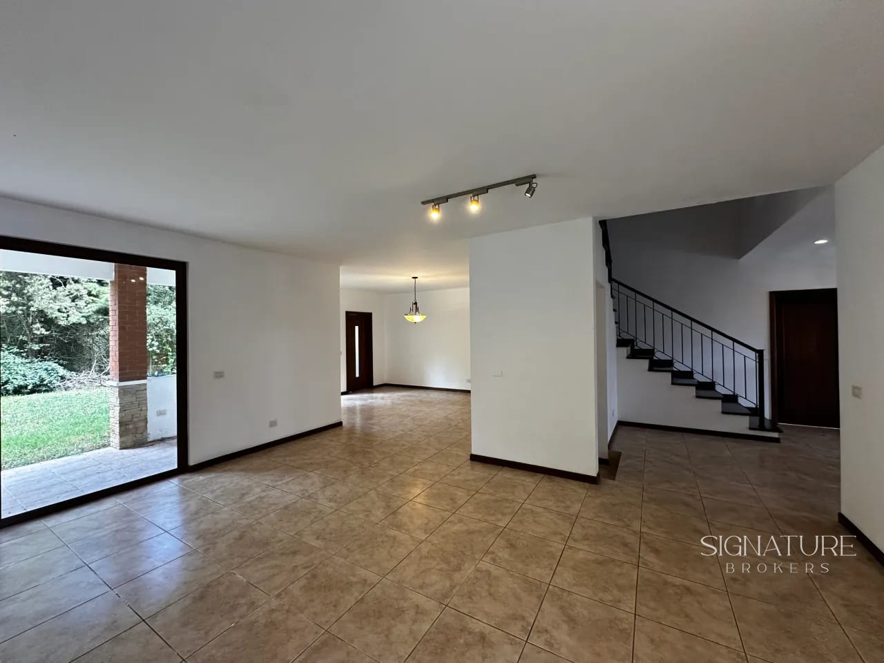 Casa en Venta - Puerta Grande, Km 14 CES — Casa en Venta en Puerta Grande, Carretera a El Salvador, Guatemala, Ciudad — foto 1 de 17