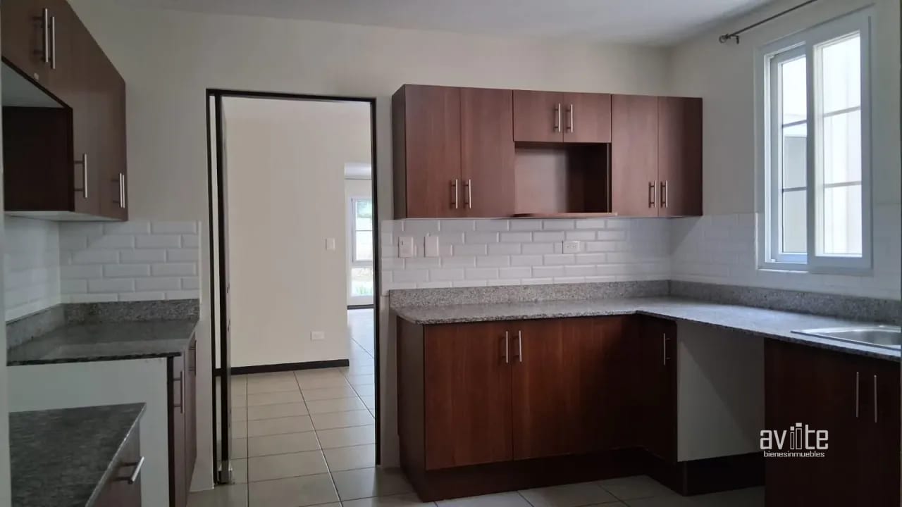 Condado Naranjo, casa Solana de construcción reciente en venta. Santa Natalia, dentro de Alameda Norte — Casa en Venta en Condado Naranjo, Zona 4 Mixco, Guatemala, Ciudad — foto 4 de 17