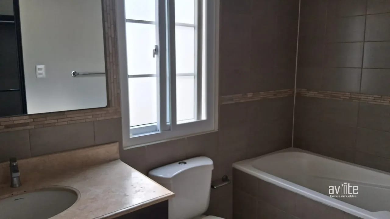Condado Naranjo, casa Solana de construcción reciente en venta. Santa Natalia, dentro de Alameda Norte — Casa en Venta en Condado Naranjo, Zona 4 Mixco, Guatemala, Ciudad — foto 14 de 17