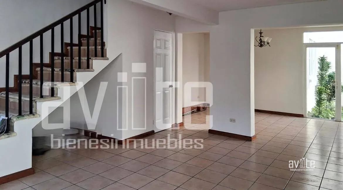Condado Naranjo, Real Solana en venta. Lindo jardín, mucho espacio familiar — Casa en Venta en Condado Naranjo, Zona 4 Mixco, Guatemala, Ciudad — foto 3 de 14