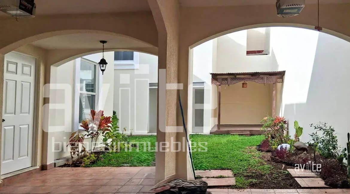 Condado Naranjo, Real Solana en venta. Lindo jardín, mucho espacio familiar — Casa en Venta en Condado Naranjo, Zona 4 Mixco, Guatemala, Ciudad — foto 10 de 14