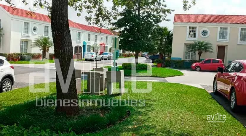 Condado Naranjo, Real Solana en venta. Lindo jardín, mucho espacio familiar — Casa en Venta en Condado Naranjo, Zona 4 Mixco, Guatemala, Ciudad — foto 1 de 14