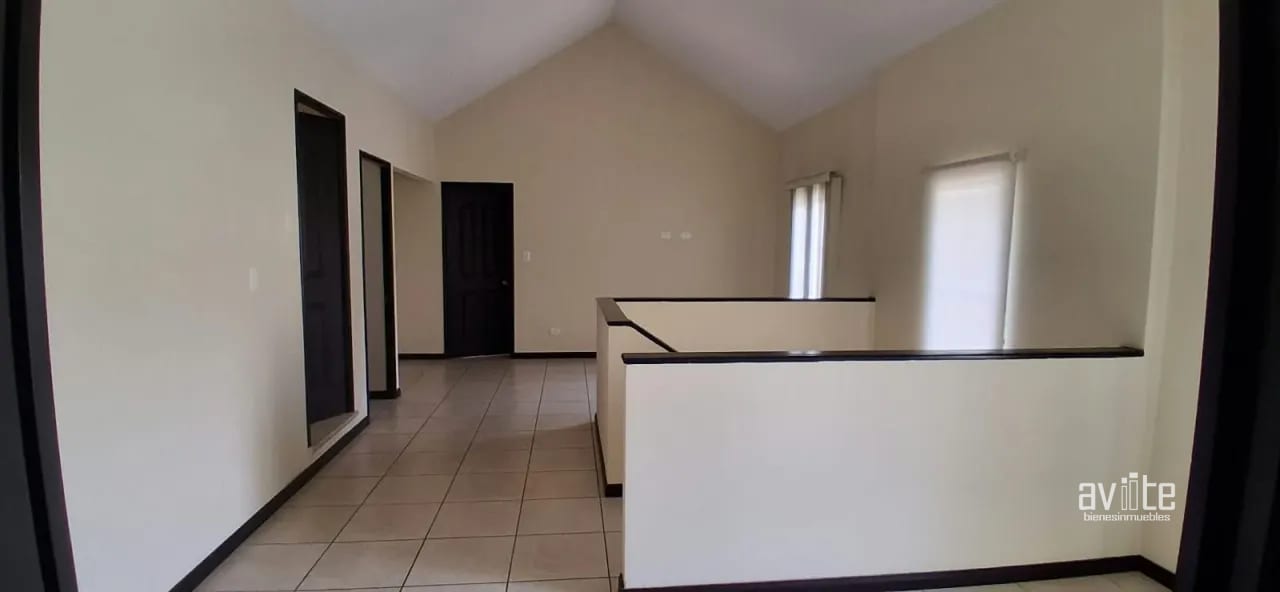 CONDADO NARANJO, jardín grande, dentro Alameda Norte, Q15,000 — Casa en Alquiler en Condado Naranjo, Zona 4 Mixco, Guatemala, Ciudad — foto 4 de 11