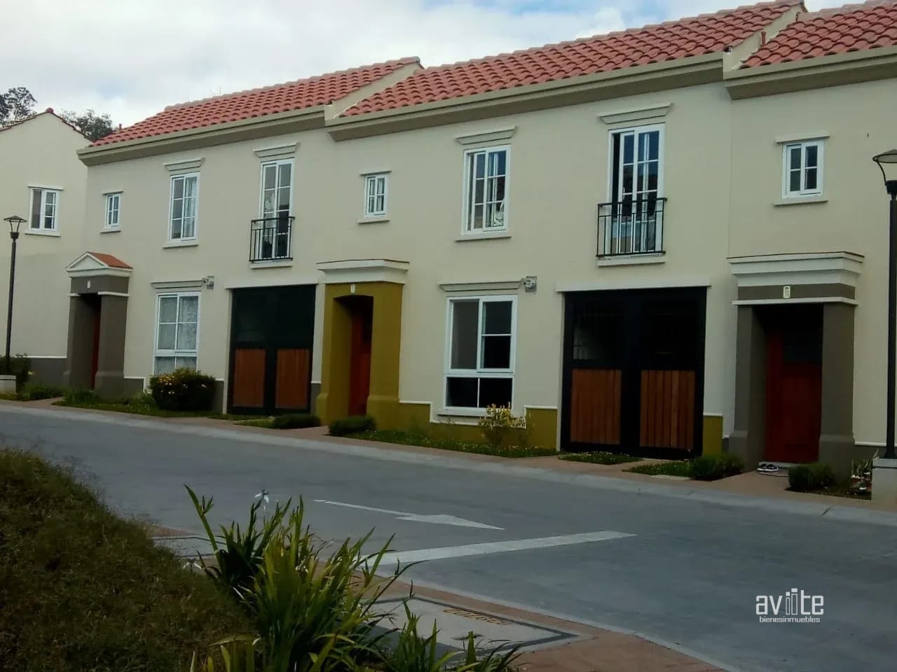 Jardín con casa en Condado Naranjo, dentro de Alameda Norte. — Casa en Venta en Condado Naranjo, Zona 4 Mixco, Guatemala, Ciudad — foto 1 de 11