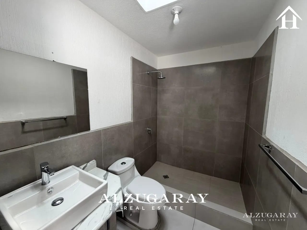CASA REMODELADA EN CONDOMINIO - 3 HAB. AVENIDA HINCAPIE ZONA 13 — Casa en Alquiler en Zona 13, Guatemala, Ciudad — foto 9 de 12