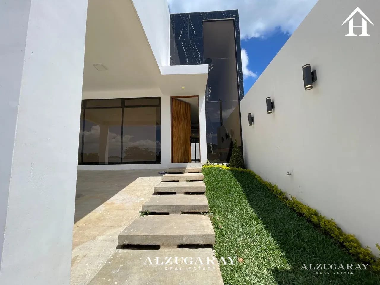 Casa Moderna para Estrenar - 5 Hab / Carr. Sta Elena Barillas — Casa en Venta en Santa Elena Barillas, Guatemala, Ciudad — foto 1 de 12