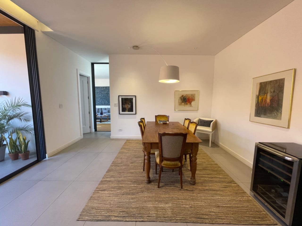 APARTAMENTO AMUEBLADO RENTA MARANTA OAKLAND ZONA 10, 2 DORMITORIOS, SALA FAMILIAR, DORMITORIO DE SERVICIO, 2 PARQUEOS Y BODEGA, 166 MTS2 $2,700 + IVA — Apartamento en Alquiler en Oakland I, Zona 10, Guatemala, Ciudad — foto 4 de 11