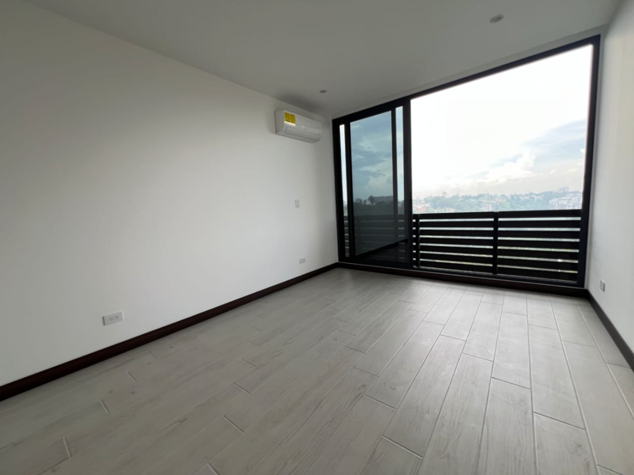 Penthouse Renta Spazio Residencias, con Aire Acondicionado Zona 15, 135 MTS2 de Apto + 96 MTS2 Terraza, 3 Dormitorios + Dorm Servicio $4,580 + Iva — Apartamento en Venta en Zona 15, Guatemala, Ciudad — foto 3 de 7