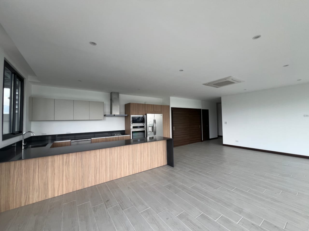 Penthouse Renta Spazio Residencias, con Aire Acondicionado Zona 15, 135 MTS2 de Apto + 96 MTS2 Terraza, 3 Dormitorios + Dorm Servicio $4,580 + Iva — Apartamento en Venta en Zona 15, Guatemala, Ciudad — foto 1 de 7
