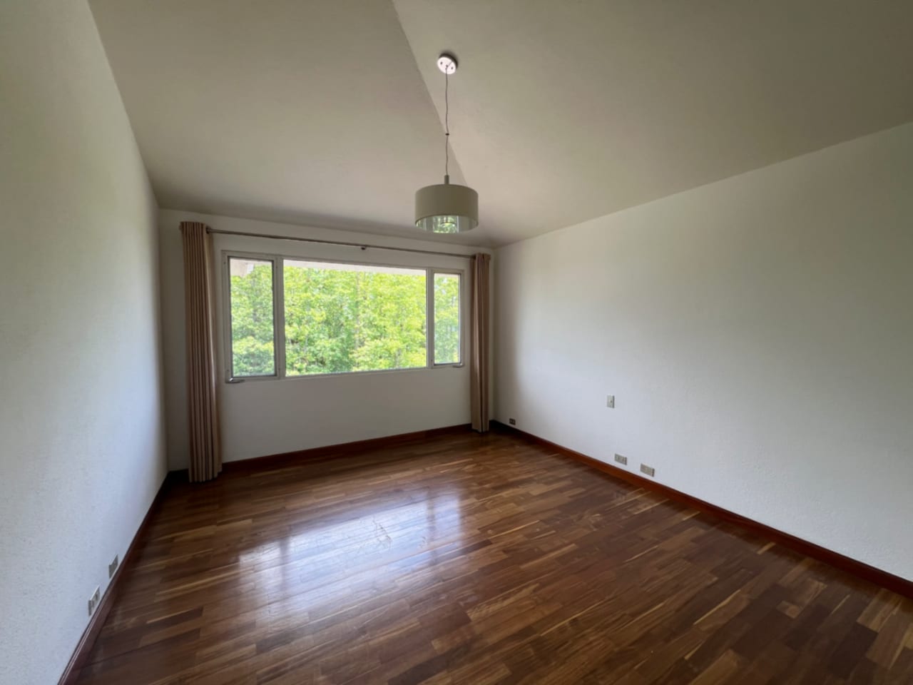Casa Renta 700 MTS2 Condominio las Luces KM 13.5 , 4 Dormitorios $ 3,700 + Iva — Casa en Alquiler en Las Luces, Carretera a El Salvador, Guatemala, Ciudad — foto 8 de 8